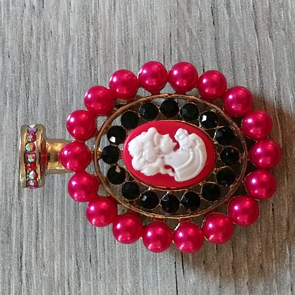 Cameo brooch